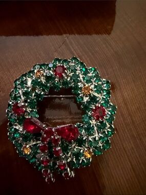 Beautiful Holiday Reef Broach